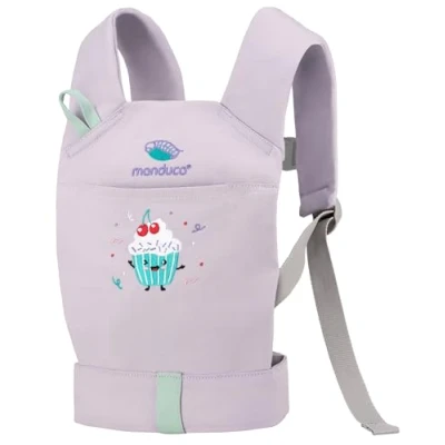 Abbildung von manduca DollCarrier Puppentrage für Kleinkinder ab 18 Monaten Puppenzubehör Jungen und Mädchen zum Tragen von Kuscheltier Puppe (Cupcake)