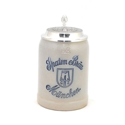 Abbildung von Bierkrug Spaten Bräu Steinkrug mit Zinndeckel salzglasiert, 0,5 Liter Fassungsvermögen, Steinzeug, Geschenkidee aus Bayern