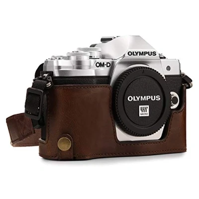 Abbildung von MegaGear MG1351 Ever Ready Leder Kamera Halbtasche mit Trageriemen und Batteriezugang für Olympus OM D E M10 Mark III Dunkelbraun