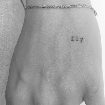 Abbildung von Inkster Tattoo Schriftzug fly vegane &amp; wasserfeste Temporäre Tattoos für Erwachsene EU Kosmetikzertifizierte Farbe revolutionäres 2 Wochen Premium Klebetattoos Fake