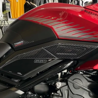 Abbildung von Resin Bike Aufkleber Motorrad Kompatibel Mit Triumph Tiger Sport 660 2022 2023. Seitenschutzgitter Tank Schutzfolie vor Stößen und Kratzern. Aufklebersatz 3D Harzklebstoff Stickers