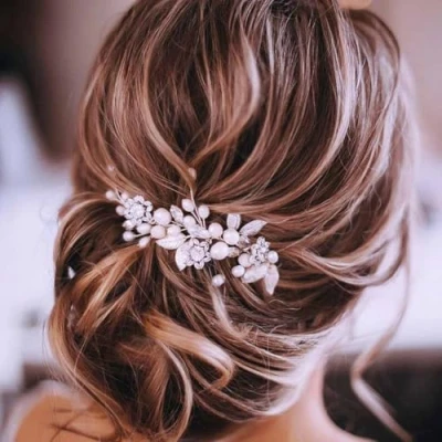 Abbildung von Unicra Silberhochzeit Kristall Haar Reben Blume Blatt Kopfschmuck Hochzeit Haarschmuck für die Braut (Silber)