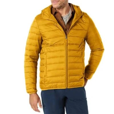 Abbildung von Amazon Essentials Herren Leichte, Wasserabweisende, verstaubare Kapuzenjacke, Karamell, S