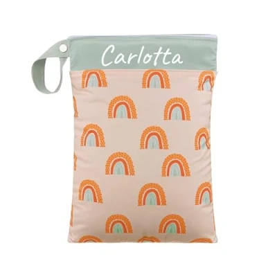Abbildung von ARTEE Nasstasche für Kita Wechselwäsche, Wasserdicht, Waschbar, mit Reißverschluss, Personalisierbar, Name, Kindergarten, Strand, Sport (Warm Rainbows)