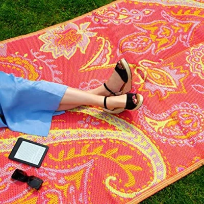 Abbildung von Talking Tables 180 x 120 cm Rosa &amp; Gelb Gewebter wasserdichter Outdoor Teppich Leichte Kunststoffmatte mit Paisley Druckmuster Für Garten, Terrasse, Badezimmer, Picknick, Boho Rug PAIS