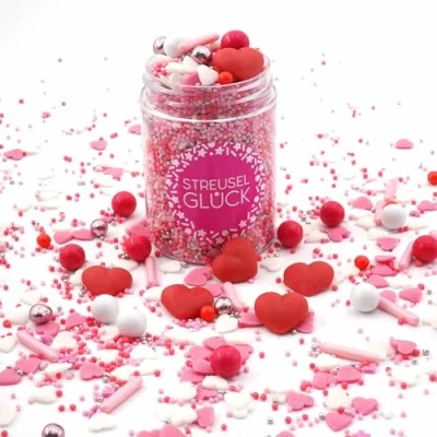 Abbildung von Streusel Glück Love rot rosa weiss Herzen 90g Zuckerstreusel Sprinkles Tortendeko Geburtstag Ostern Verzierung von Plätzchen Torte Kuchen Cupcakes Muffins
