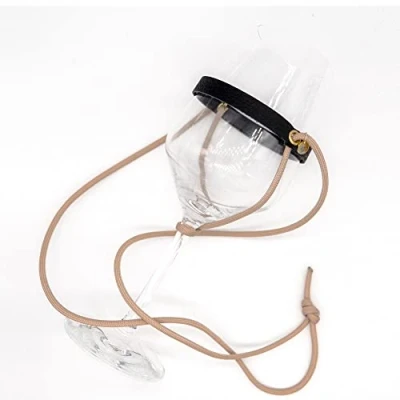 Abbildung von HängOver Weinglashalter, Weinglas zum Umhängen, Weinhalter, Glashalter um den Hals hängen, beige, 25 cm Durchmesser
