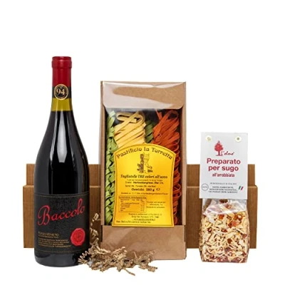 Abbildung von Präsentkorb „Gusto Italiano“ mit italienischen Spezialitäten: Italienischer Feinkost und Rotwein (1 x 0,75 l, 13,5 % vol.) Geschenkset Pasta Tricolore, Arrabiata Gewürz Baccolo Rosso