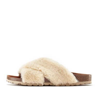 Abbildung von LASCANA Pantoffel, Pantolette Hausschuh Mule, Sandale, offener Schuh, Korkfußbett mit Fellimitat