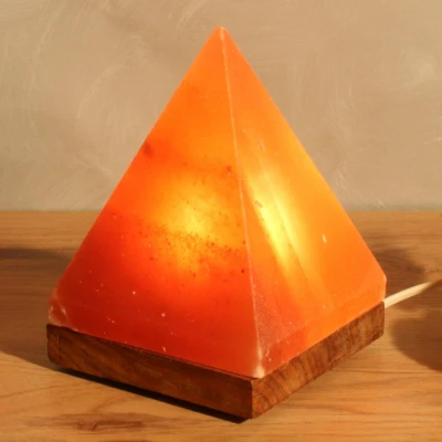 Abbildung von HIMALAYA SALT DREAMS Salzkristall Tischlampe Pyramide, Leuchtmittel wechselbar, Warmweiß, Handgefertigt jeder Stein ein Unikat, H: ca. 17,5 cm
