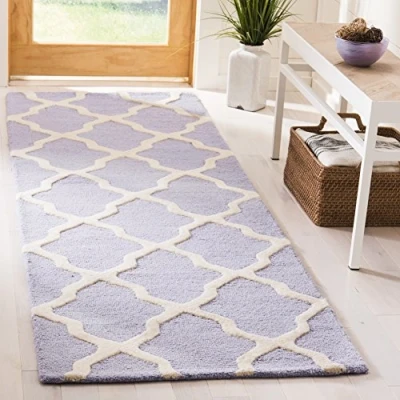 Abbildung von SAFAVIEH Geometrisch Teppich für Wohnzimmer, Esszimmer, Schlafzimmer Cambridge Collection, Kurzer Flor, Lavendel und Elfenbein, 76 X 244 cm