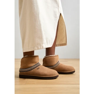 Abbildung von UGG Classic MINI Crescent Ankle Boot, Damen, Größe: 37, Chestnut Schuhe