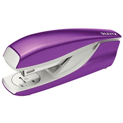 Abbildung von Leitz Heftgerät, 30 Blatt Tacker mit 200 Heftklammern, Hefter aus Metall Kunststoffelementen, WOW Serie, Violett, 55022062