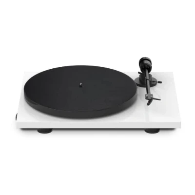 Abbildung von Pro Ject E1, Plug &amp; Play Einsteiger Plattenspieler mit elektronischer Geschwindigkeitsumschaltung, Auflagekraft und Anti Skating voreingestellt (Om5e, Weiß)
