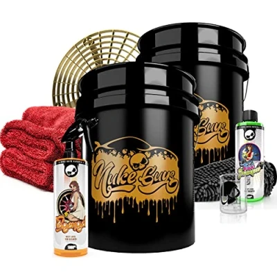 Abbildung von Nuke Guys professionelles Auto Waschset für die optimale Handwäsche 2X Gold Bucket 5GAL &amp; 1x Grit Guard + Thick Shampoo 500ml Felgengel 1L Trockentuch Waschhandschuh