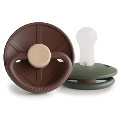 Abbildung von FRIGG Little Viking Silikon Schnuller 2&#039;er Packung Sauger BPA Frei Hergestellt in Dänemark Symmetrischer Kirschform (Cocoa/Olive, Größe 2 (6 18 Monate))