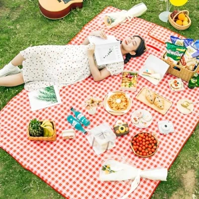 Abbildung von TFSZE Picknickdecke,300 x 200cm Faltbare Streifen Wasserdicht,Tragbare Extra Große Stranddecke,Campingdecke Sanddichte Isoliert mit Tragegriff,Perfekt für Picknick/Outdoor/Camping/Beach/Park(Rot)