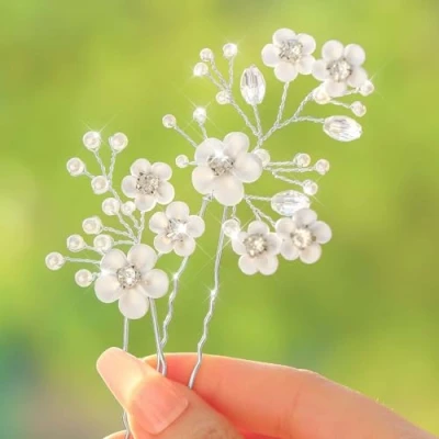 Abbildung von Fairvir Brautschmuck Hochzeit Haarnadeln Blume Silber Strass Braut Perle Haarnadel Haarschmuck für Damen und Mädchen (2 Stück) (Silber)