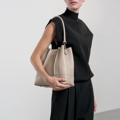 Abbildung von Isabel Bernard Femme Forte Macie taupe Schultertasche aus Kalbsleder für Damen