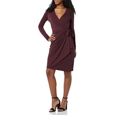 Abbildung von Amazon Essentials Damen Klassisches Wickelkleid mit Langen Ärmeln (erhältlich in Übergröße), Burgunderrot, XS