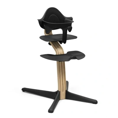 Abbildung von Stokke Nomi Stuhl (Oak Black) + Babyset (Black) Inspiriert zu aktivem sitzen &amp; Bietet Unterstützung, während das Baby lernt Bis 150 kg belastbar