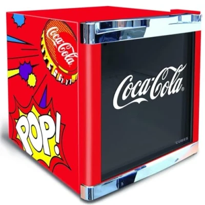 Abbildung von CUBES Coca Cola PopArt Kühlschrank 48L Getränkekühlschrank klein mit Glastür, perfekt für Partys &amp; Gewerbe Energieeffizient, 51 cm hoch, 98 kWh/Jahr Flaschenkühlschrank