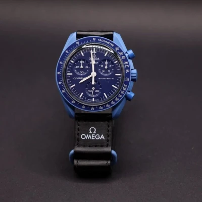 Abbildung von Omega Chronograph Swatch Moonswatch Mission to Neptune Bioceramic SO33N100, (1 tlg)