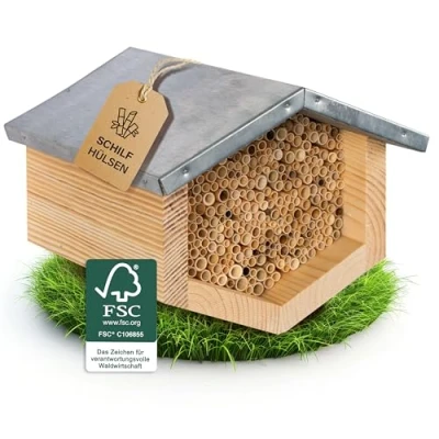 Abbildung von BEESI Insektenhotel Bienenhotel mit wetterfestem Holzdach, Schilf Nisthülsen, (1 St), 20,5T x 21,5B 17H cm