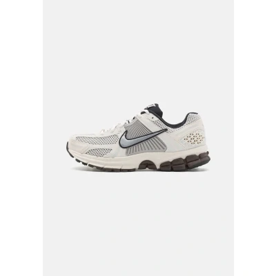 Abbildung von Nike Sportswear ZOOM Vomero 5 Sneaker low, Damen, Größe: 40.5, Phantom/metallic platinum/light iron ore/baroque brown/black Lederimitat/textil
