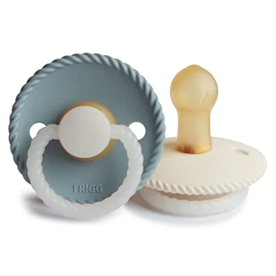 Abbildung von FRIGG Rope Latex Nacht Leucht Schnuller 2 Packung Symmetrischer Sauger in Kirschform BPA frei Hergestellt Dänemark (Stone Blue Night/Cream Night, Größe 1 (0 6 Monate))