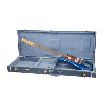 Abbildung von Crossrock Relief Series Holzkoffer für Jazzmaster /Jaguar Modelle E Gitarren, mit stark strukturierter Oberfläche, Kunstfell in Nerzoptik, Edelstahlverschlüssen Rauchblau (CRW630JMSB)