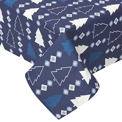 Abbildung von Homescapes Blaue Weihnachtstischdecke Winterland 137x229 cm, Festliche Tischdecke rechteckig aus 100% Baumwolle, Tischtuch blau mit Tannenbaum Muster