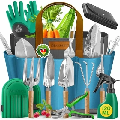 Abbildung von KESSER® Gartenwerkzeug Set 10 teilig mit ergonomischen Holzgriffen inkl. wasserdichte Tasche aus 600D Oxford Material, Knieschoner, Pflanzmatte, Sprühflasche, Gartenschere, Handschuhe für Gartenarbeit