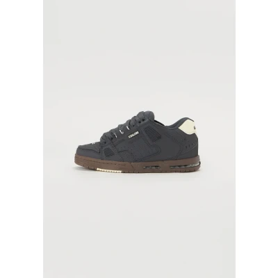 Abbildung von Globe Sabre Skateschuh, Herren, Größe: 47, Lead/gum Leder und lederimitat