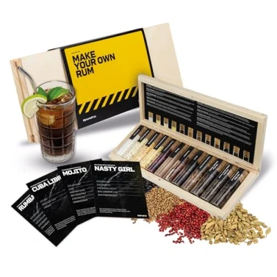 Abbildung von DIBYS Rum Gewürze Set Mini 12 Botanicals Mit 4 Rezept Karten, Gewürzlexikon &amp; edler Holz Kiste Geschenk für Männer Frauen Zubehör zum selber machen