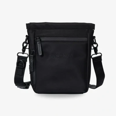 Abbildung von VITOMALIA® Deluxe Schwarze Tasche für Hunde: Multifunktionale Umhängetasche mit waschbarer Leckerlitasche, Gassitasche, Futtertasche, Kotbeutelspender &amp; Magnetverschluss Perfekt Gassi Training