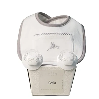 Abbildung von BebeDeParis Schnuller für Babys, personalisierbar mit Namen, Babys von 0 6 Monaten, BPA frei, präsentiert in eleganter Vintage Box (Neutral, 2 + Lätzchen)