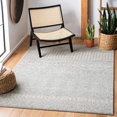 Abbildung von SAFAVIEH Boho Teppich für Wohnzimmer, Esszimmer, Schlafzimmer Tulum Collection, Kurzer Flor, Hellgrau und Elfenbein, 122 X 183 cm