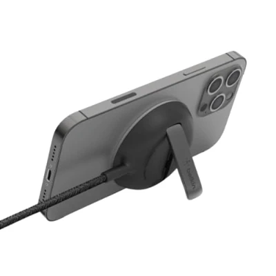 Abbildung von Belkin BoostCharge Pro tragbares kabelloses Ladepad mit MagSafe (schnelles Laden bis zu 15 W, Ständer, kompatibel iPhone 14 , 13 und 12 Modellen, Netzteil Nicht enthalten) Schwarz