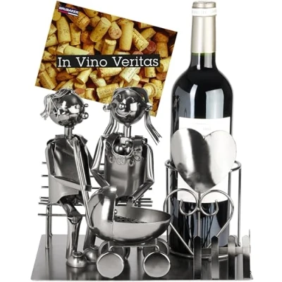 Abbildung von BRUBAKER Weinflaschenhalter Paar auf Bank mit Baby Metall Flaschenhalter, (Wein Geschenk für Eltern, 1 St., Dekoration Grußkarte), Liebespaar Kinderwagen 25 cm Flaschenständer