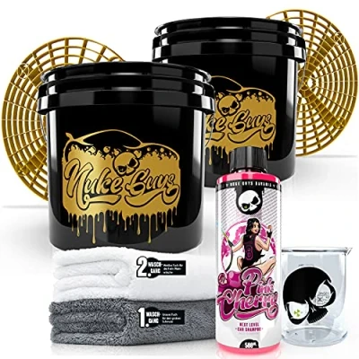 Abbildung von Nuke Guys 2 Eimer Waschmethode Autopflege Set: Pink Cherry Autoshampoo, 500ml + 2x GritGuard Wascheimer Used Look Edition 3,5 GAL Grit Guard Schmutzeinsatz Mikrofaser Waschtuch Messbecher