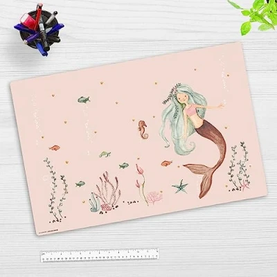Abbildung von cover your desk.de Schreibtischunterlage abwaschbar Meerjungfrau im rosa Meer premium Vinyl Made in Germany
