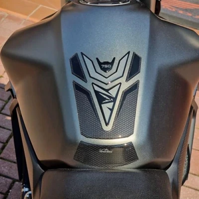 Abbildung von Resin Bike Aufkleber für Motorrad Kompatibel mit Honda Hornet CB 750 2023. Tankabdeckung vor Stößen und Kratzern. 3D Harzklebstoff Stickers Made in Italy