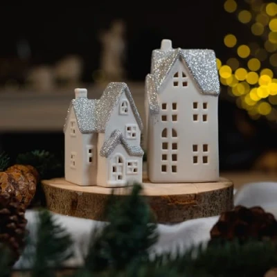 Abbildung von DARO DEKO Keramik LED Haus weiß Silber Glitzer 7 x 11,5 cm Lichthaus