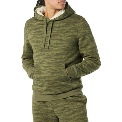 Abbildung von Amazon Essentials Herren Kapuzenpulli mit Sherpa Futter, Dunkelgrün Tarnmuster, M