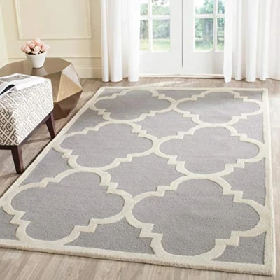 Abbildung von SAFAVIEH Modern Teppich für Wohnzimmer, Esszimmer, Schlafzimmer Cambridge Collection, Kurzer Flor, Silber und Elfenbein, 122 X 183 cm