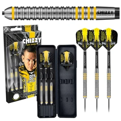 Abbildung von Harrows Dave Chisnall Chizzy“ Dartset mit 80% Wolframstahlspitze, 21 g, 22 23 g und 24 inklusive schwarzen Midi Supergrip Schäften, Prime Flights Reiseetui (23g)