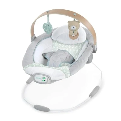 Abbildung von Ingenuity Cozy Spot beruhigende Babywippe mit Holzspielzeugbogen, Naturkautschuk Spielzeug, Sicherheitsgurt, Musik &amp; Abschaltautomatik, 0 6 Monate, Grau