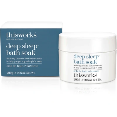 Abbildung von This Works Deep Sleep Bath Soak, 200 g — luxuriöses Badesalz mit ätherischen Ölen von Lavendel, Kamille und Vetivert zum Entspannen vor dem Schlafengehen