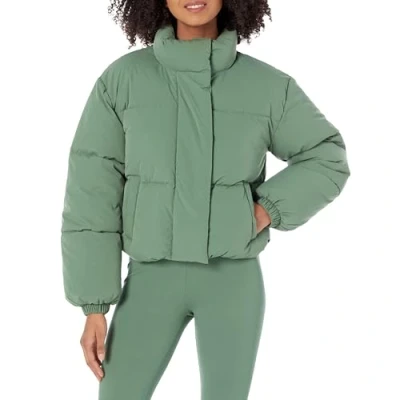 Abbildung von Amazon Essentials Damen Crop Daunenjacke (in Übergröße erhältlich), Salbeigrün, 6XL Große Größen